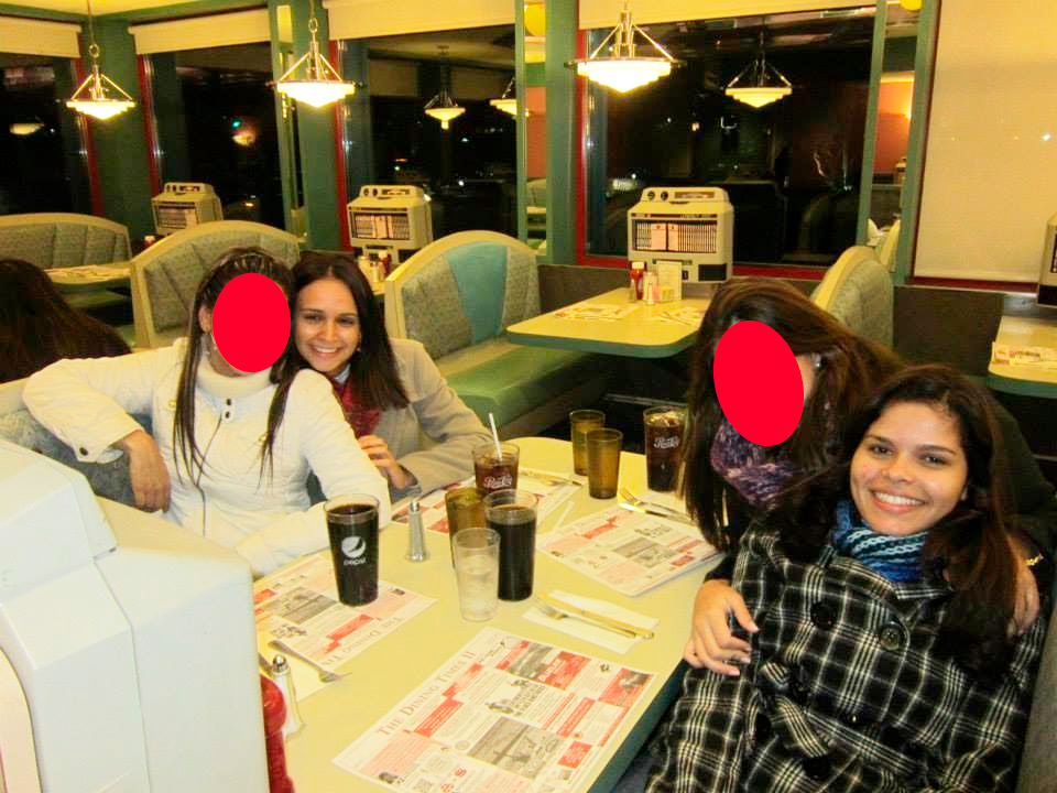 foto das pessoas que me acolheram nas primeiras noites como Au Pair. Estávamos em um restaurante, lá eu dei o meu primeiro fora em terras norte-americanas, ao invés de pedir a coke (coca-cola)… sim meus amigos, eu pedi um cookie (um biscoito) hahahahahaha. Novamente, eu to rindo de nervoso! Cada uma que a gente passa viu! 😅😅😅 